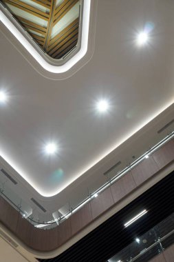 Ahşap bir ofis binasındaki ahşap tavanın iç kısmı.. 