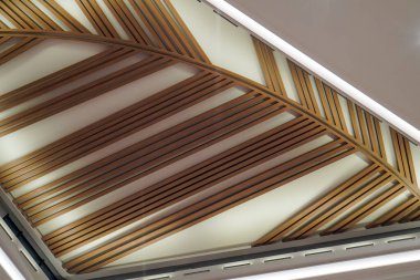 Ahşap bir ofis binasındaki ahşap tavanın iç kısmı.. 