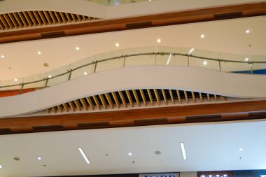 Ahşap bir ofis binasındaki ahşap tavanın iç kısmı.. 