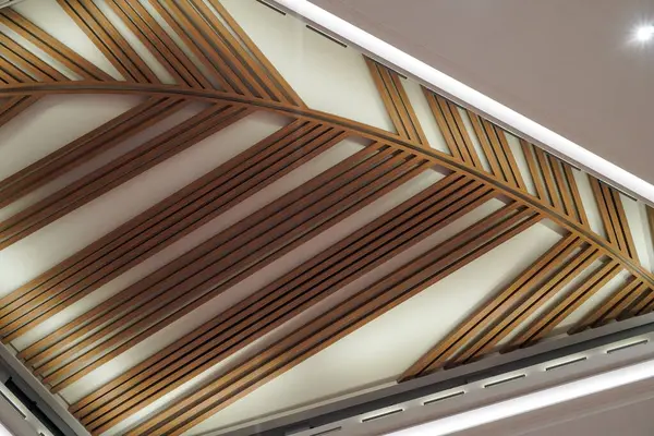 Ahşap bir ofis binasındaki ahşap tavanın iç kısmı.. 