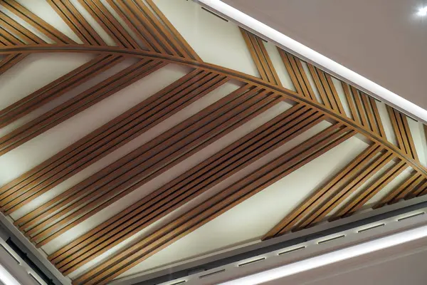 Ahşap bir ofis binasındaki ahşap tavanın iç kısmı.. 