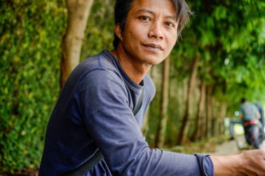 Kameraya bakan gülümseyen bir Cava 'lının yan görüntüsü.