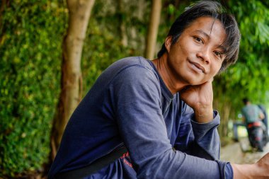 Kameraya bakan gülümseyen bir Cava 'lının yan görüntüsü.