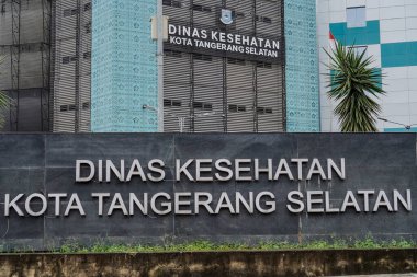 Endonezyalı, Güney Tangerang Şehir Sağlık Hizmetleri binasının önü..