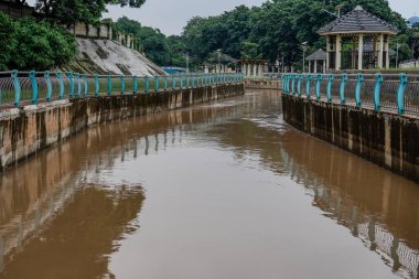 Nehir suyu yağmurdan sonra kirli kahverengi suyla hızlı akıyor..