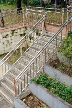 Şehir parkındaki merdivenlerin kenar manzarası nehire çıkıyor..