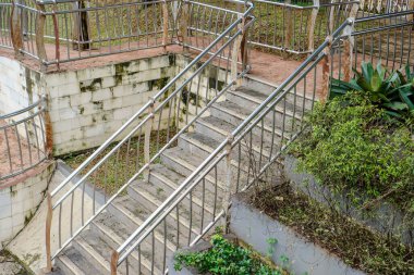 Şehir parkındaki merdivenlerin kenar manzarası nehire çıkıyor..