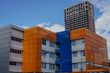 Güney Tangerang afet yönetim binası. Arkasında açık bir gökyüzü var..