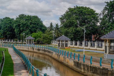 Güzel Serpong şehir parkında, arka planda parlak bir gökyüzü olan nehir..