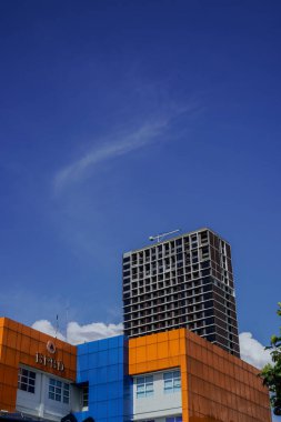 Güney Tangerang afet yönetim binası. Arkasında açık bir gökyüzü var..