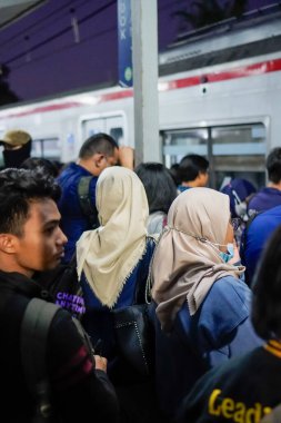Pondok Ranji Jakarta, 30 Ocak 2024. İnsanlar elektrikli trenin gelişini beklemek için toplandı..