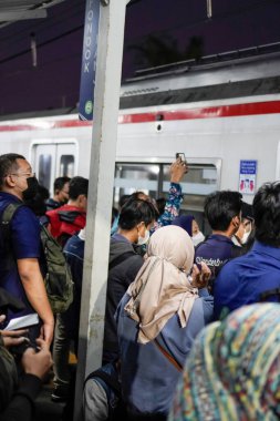 Pondok Ranji Jakarta, 30 Ocak 2024. İnsanlar elektrikli trenin gelişini beklemek için toplandı..