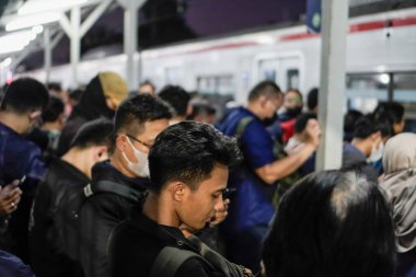 Pondok Ranji Jakarta, 30 Ocak 2024. İnsanlar elektrikli trenin gelişini beklemek için toplandı..