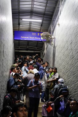 Pondok Ranji Jakarta, 30 Ocak 2024. İşten sonra istasyonun merdivenlerinde yürüyen insanlarla dolu..