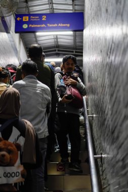 Pondok Ranji Jakarta, 30 Ocak 2024. İşten sonra istasyonun merdivenlerinde yürüyen insanlarla dolu..