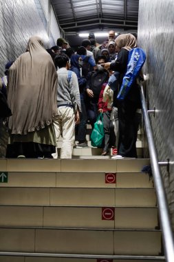 Pondok Ranji Jakarta, 30 Ocak 2024. İşten sonra istasyonun merdivenlerinde yürüyen insanlarla dolu..