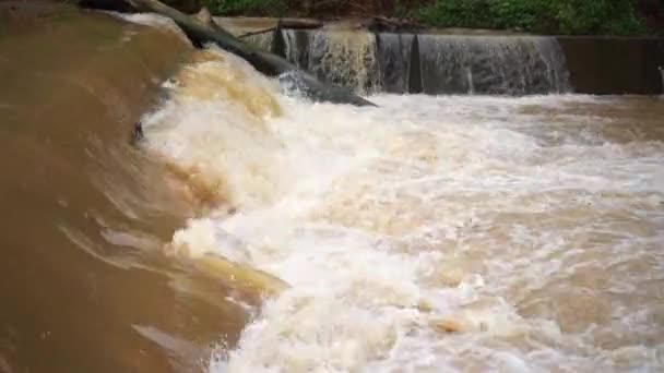 Het Lijkt Dicht Bij Afleiding Van Troebel Water Dat Snel — Stockvideo