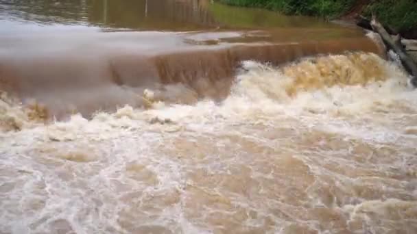 Cerca Desviación Aguas Turbias Que Fluyen Rápidamente Más Allá Presa — Vídeo de stock