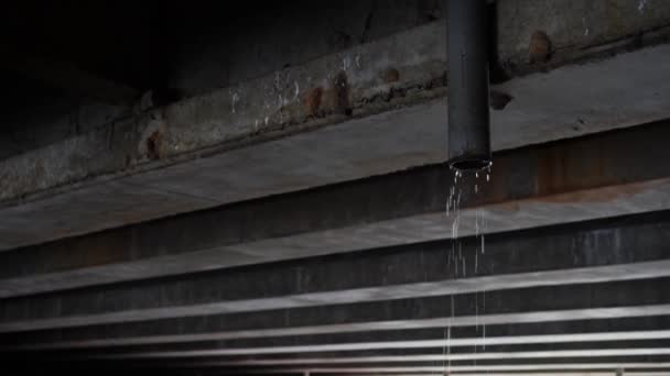 高速道路橋からの排水管のクローズアップビュー — ストック動画