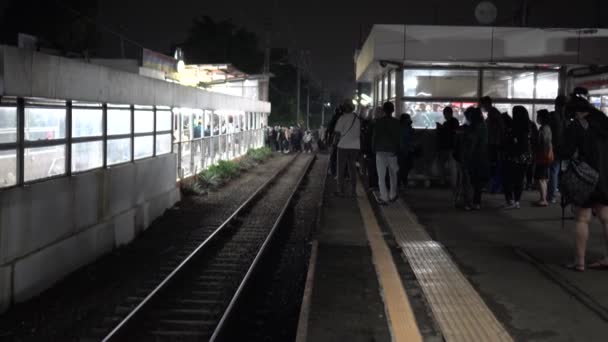 Pondok Ranji Jakarta Ocak 2024 Platformun Yanında Insanlar Elektrikli Tren — Stok video