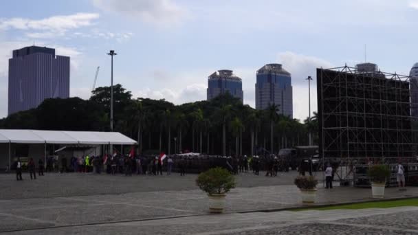 자카르타 2024년 30일 인도네시아 병사들은 배경에 빌딩이 마당에서 시위자들을 훈련을 — 비디오