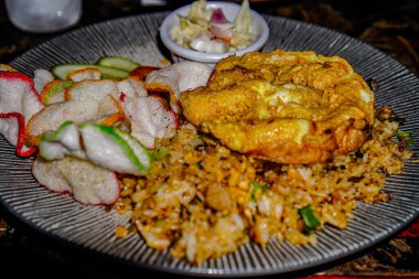 Kızarmış pirinci ahşap bir masada yakın plan yap..