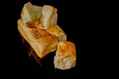 Siyah arkaplanda yırtık ekmek görünümünü kapat.