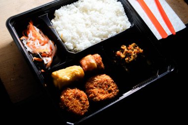 Masadaki kutulu yiyecekleri kapat..