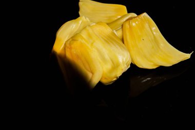 Siyah arka planda bir meyvenin yakın çekimi..