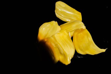 Siyah arka planda bir meyvenin yakın çekimi..