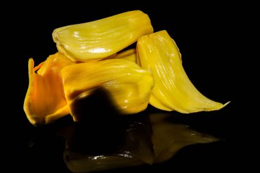 Siyah arka planda bir meyvenin yakın çekimi..