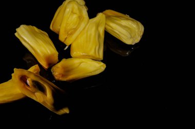 Siyah arka planda bir meyvenin yakın çekimi..