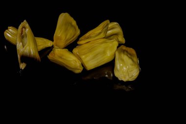 Siyah arka planda bir meyvenin yakın çekimi..