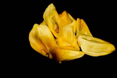 Siyah arka planda bir meyvenin yakın çekimi..