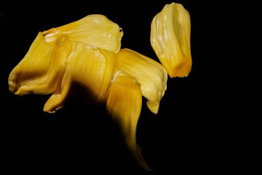 Siyah arka planda bir meyvenin yakın çekimi..