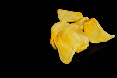 Siyah arka planda bir meyvenin yakın çekimi..