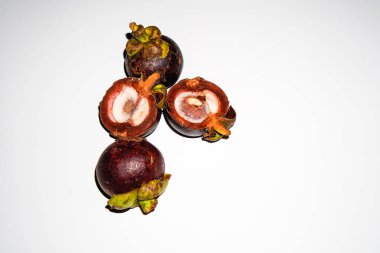 Beyaz arka planda izole edilmiş mangosteen meyvesi.