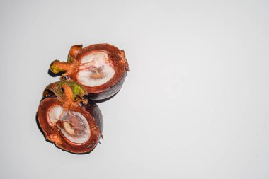 Beyaz arka planda izole edilmiş mangosteen meyvesi.