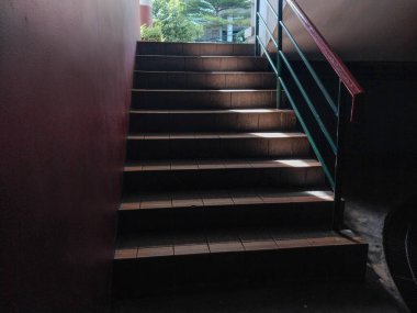 Yukarıya doğru çıkan merdivenler güneş ışığı etkisiyle, aşağıdan görüş açısına yakın görünüyor..