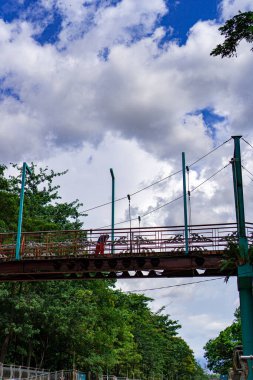 Taman Serpong Şehri 'ndeki yaya köprüsü, Güney Tangerang, güzel gökyüzü arka planı..