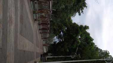 Serpong Şehir Parkı, Güney Tangerang 'da ağaçlar ve nehir güvenliği çitleri olan bir yol..