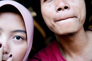 Kameraya bakan bir çiftin yakın görüntüsü.