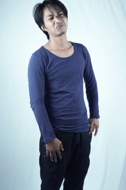 Leş kokusu keskin. Yakışıklı Asyalı genç adam mide bulandırıcı bir şekilde burnunu kırıştırıyor. Hoş olmayan ifadelerle nefesini tutmak..