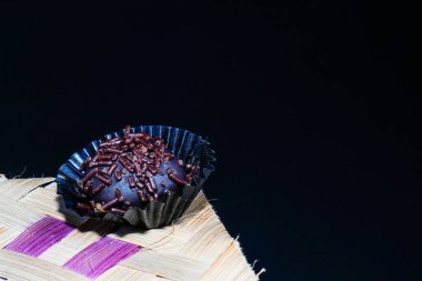 İzole edilmiş çikolatalı börekler, çikolata parçacıkları serpiştirilmiş, temel olarak da örülmüş bambu. Bayram yemeği konsepti.