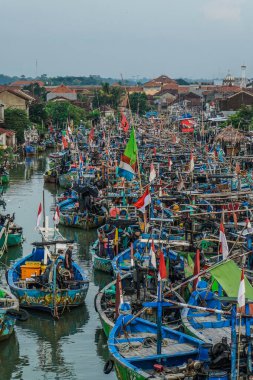 Jepara, Central Java, 7 Nisan 2024 - Jepara Körfezi iskelesine park etmiş balıkçı teknelerinin yoğunluğu, fotokopi için boş alan..