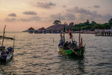 Jepara 'daki Kartini Sahili turizmiyle kıyıya dayanan balıkçı tekneleri, arka planda Orta Cava..