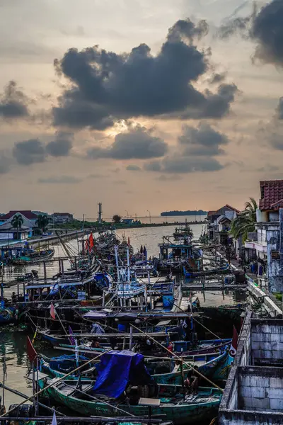 Jepara, Central Java, 7 Nisan 2024 - Jepara balıkçı tekneleri kalabalık bir limana park etti akşam gökyüzünün arka planına doğru boş bir reklam alanı ile