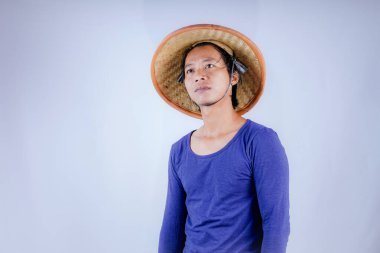 Örülmüş bambu şapka takan Cava 'lı bir adam genellikle tarlalarda çalışmak için çiftçiler tarafından kullanılır, beyaz arka plan ve reklam için boş alan..