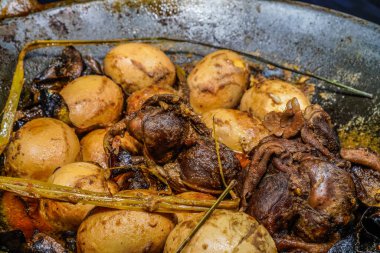 Kızartma tavasında izole edilmiş baharatlarla haşlanmış tavuk yumurtalarının tam çerçeve görüntüsü.