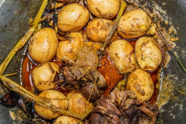 Kızartma tavasında izole edilmiş baharatlarla haşlanmış tavuk yumurtalarının tam çerçeve görüntüsü.